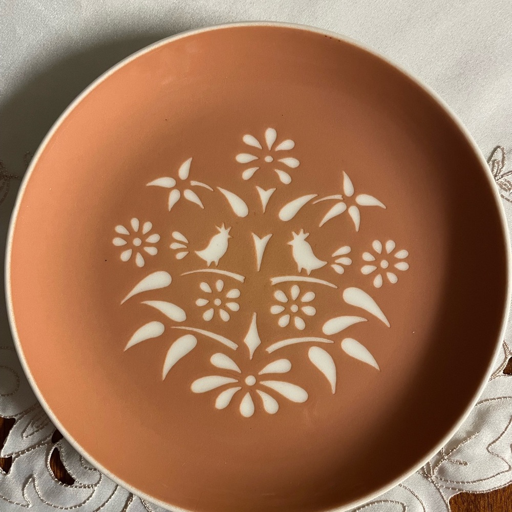 Vintage Harkerware COUNTRY CHARM CORAL Pottery 7.5"
plate